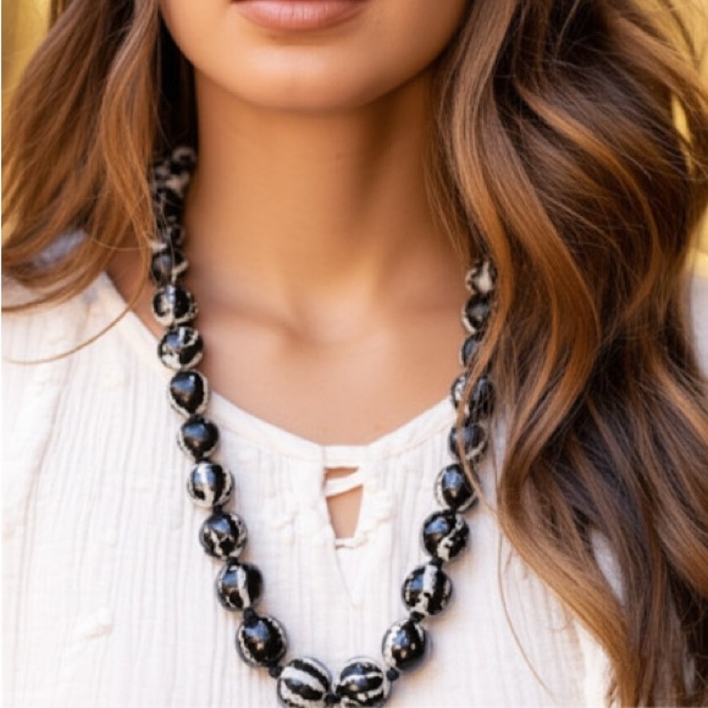 Vintage Hawaiin Black & White Carved‎ “Lava” Kakui Nut Shell Lei Necklace